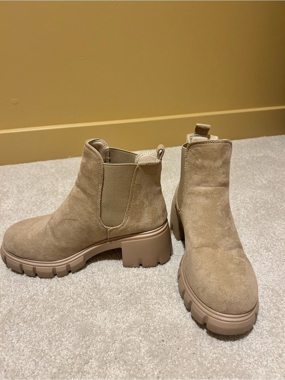 Women's Chunky Chelsea Boot in Beige Suede